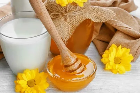 تصویر 3 از قیمت عسل سفید ملکه + فروش ویژه